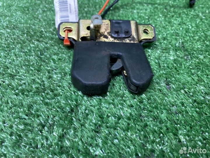 Замок багажника Audi A6 C4