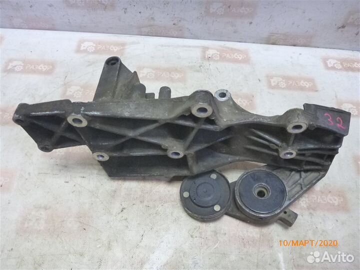 Кронштейн генератора Volkswagen Passat B5 AHL 1997