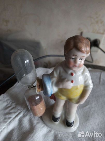 Статуэтка мальчик с часами, ГДР