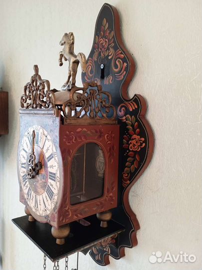 Старинные настенные антикварные часы с боем