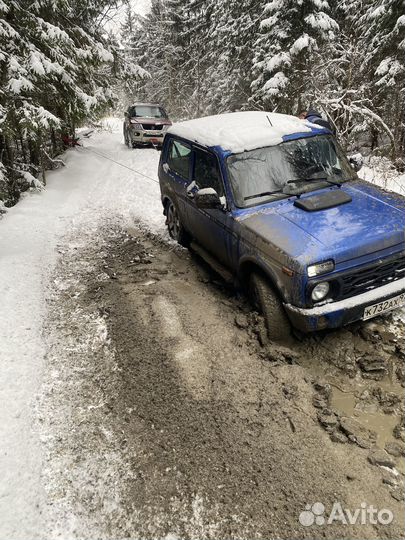 Вытащить из грязи и снега застрял автомобиль