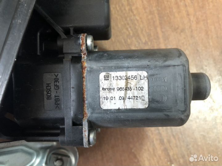 Opel Insignia 2008 стеклоподъемник левый передний