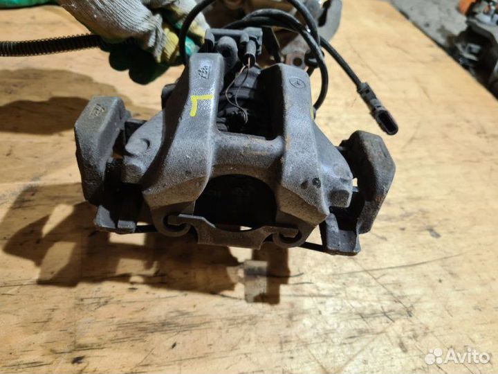 Суппорт тормозной задний левый Mercedes-Benz