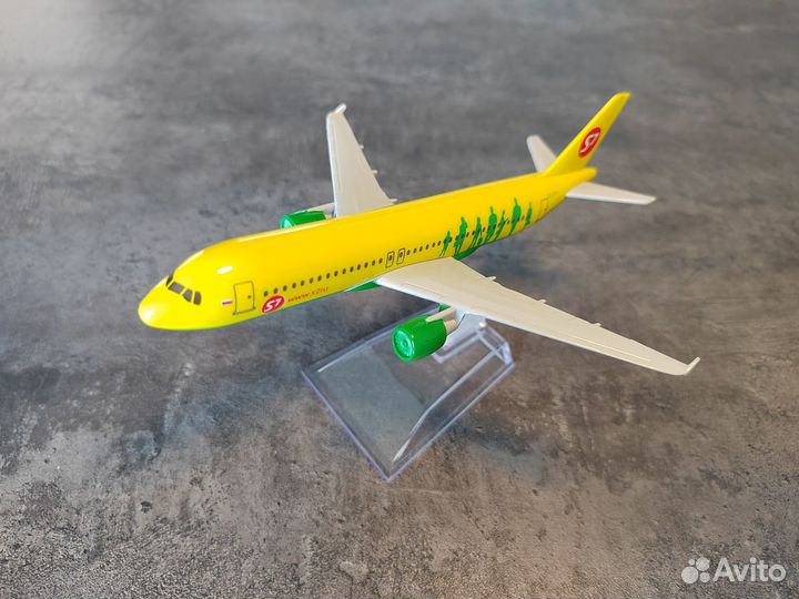 Модель самолета Airbus A320 авиакомпании S7