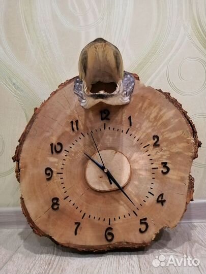 Часы настенные из спила берёзы с чучелом щуки