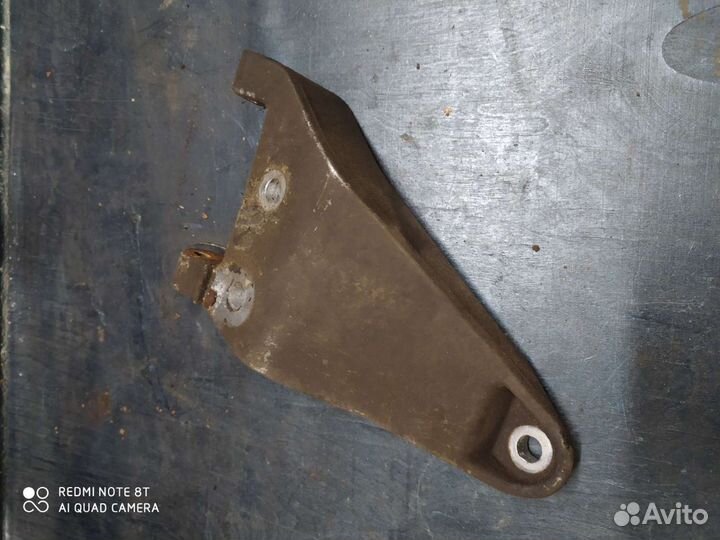 Кронштейн генератора 