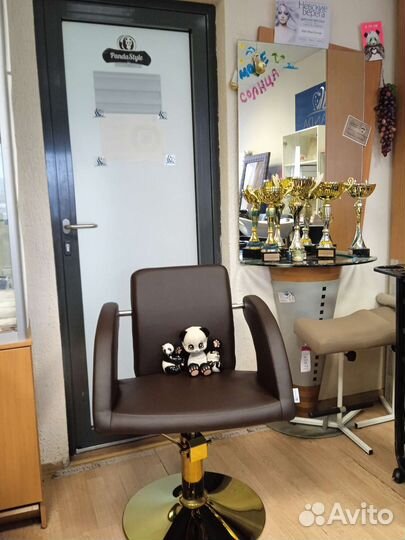 Парикмахерское кресло в стильный салон