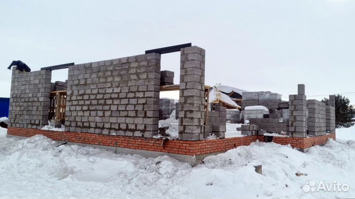 Бригада строителей каменщики