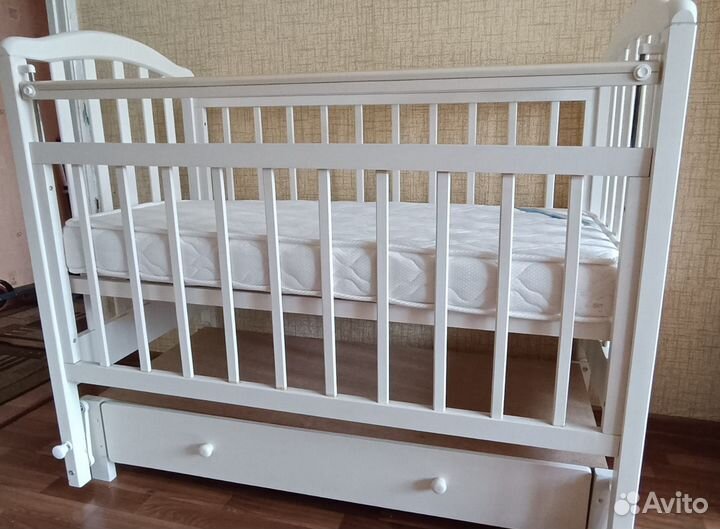 Детская кроватка с продольным маятником