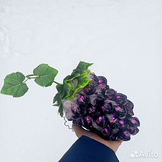 Подарки из конфет (Ананас, виноград)