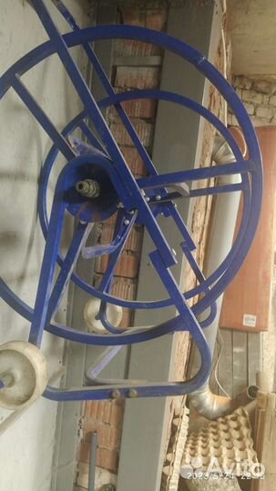 Катушка с колесами для садового шланга