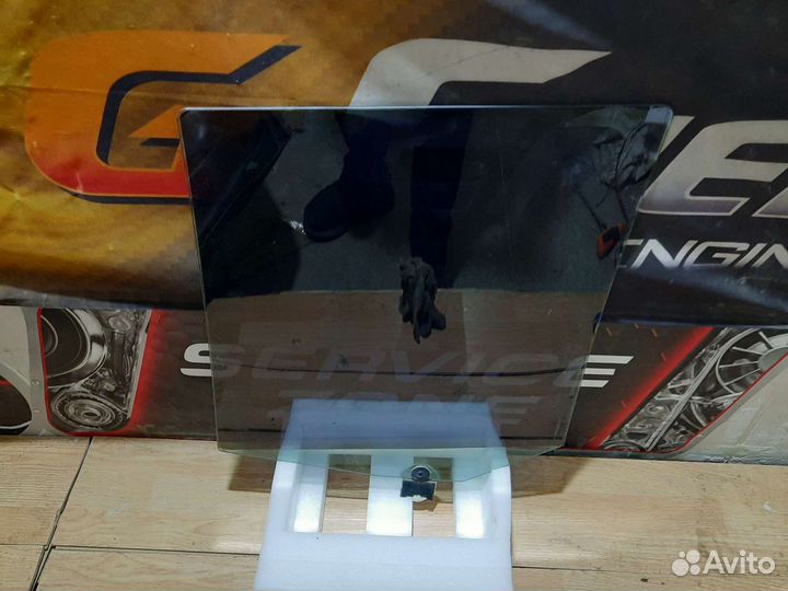 Стекло задней правой двери Land Rover Discovery 3