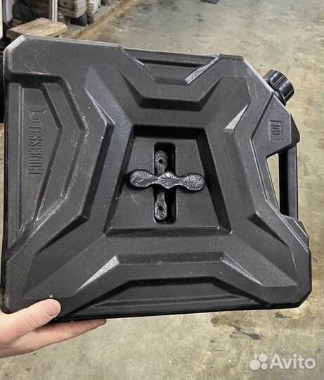 Канистра с креплением для снегохода