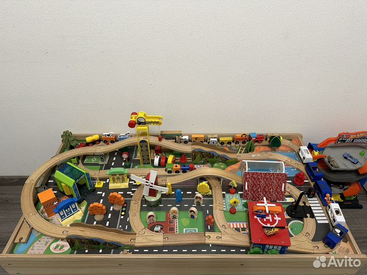 Деревянная железная дорога со столом