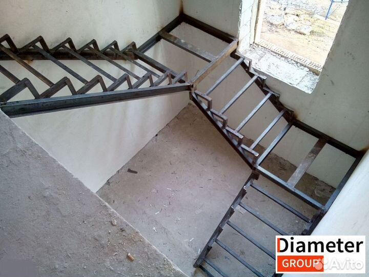 Широкая лестница с обшивкой