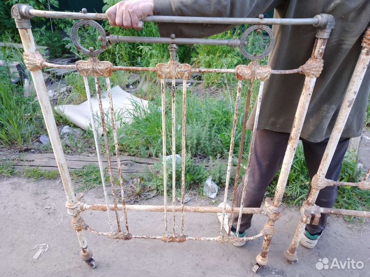 Старинная кровать