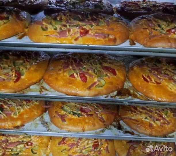 Пицца - с колбасой и сыром