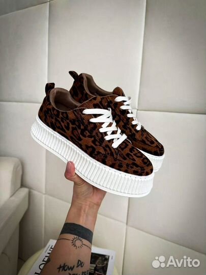 Женские кроссовки