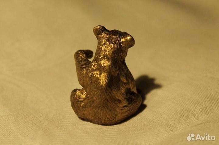 Фигурка медведя из серебра с бриллиантовыми глазам