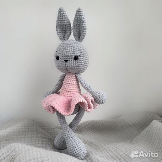 Вязаная игрушка зайчик, пинетки