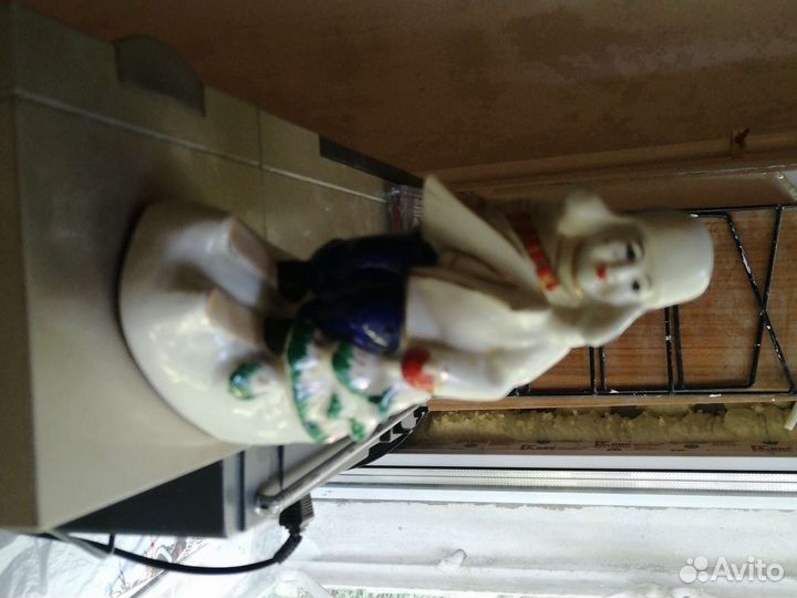 Фарфоровые статуэтка Мальчик на лыжах