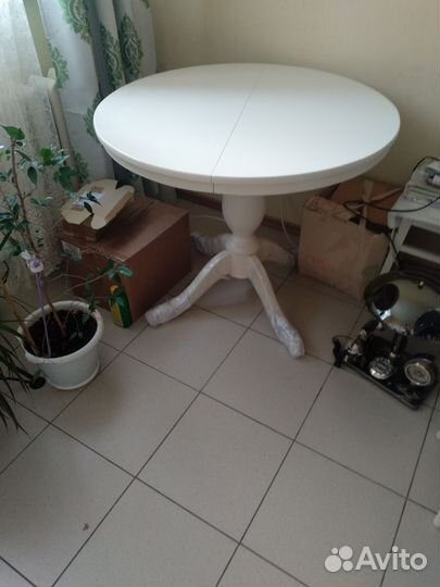 Стол круглый белый
