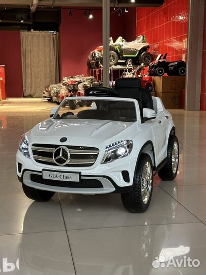 Электромобиль Мерседес белый
