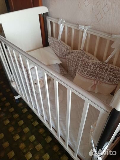 Детская кроватка и столик для кормления