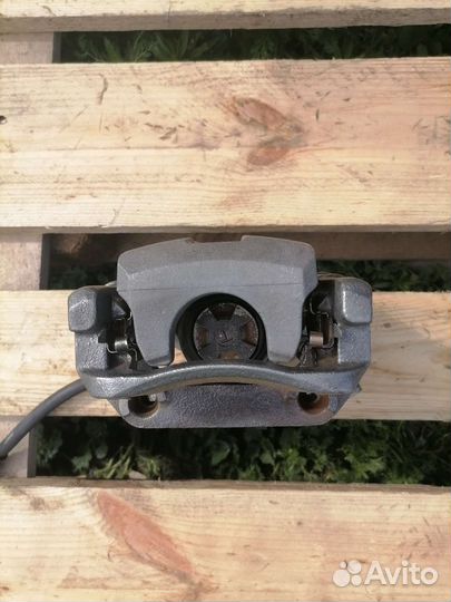 Задний левый тормозной суппорт тойота королла 150