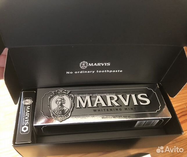 Зубная паста Marvis отбеливающая с держателем