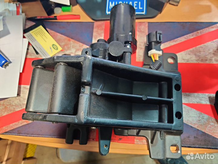 Кронштейн порога RH с мотором Range Rover L405 LWB