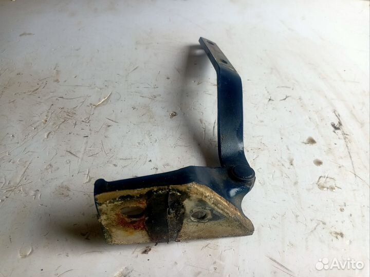 Петля капота правая Volkswagen Golf 3