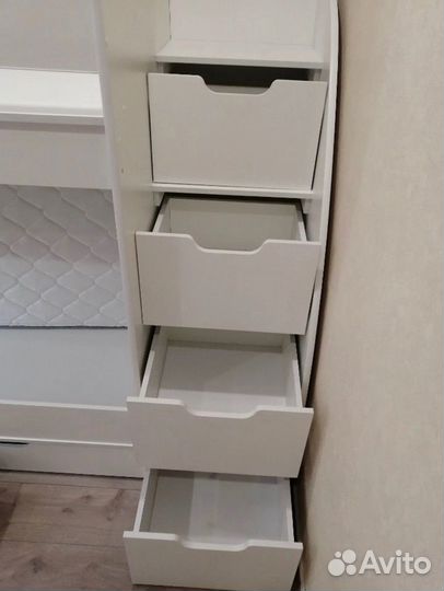 Двухъярусная кровать с лестницей комодом