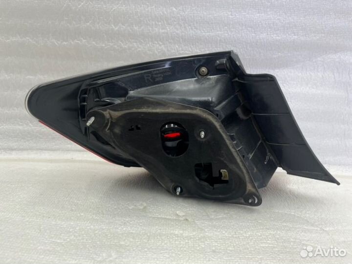 Фонарь наружный задний правый Toyota Camry V55