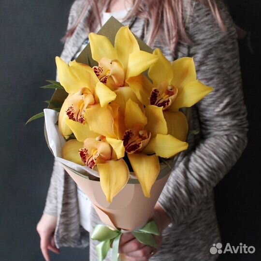 Букет из 5 желтых Орхидей в матовой бумаге с зелен