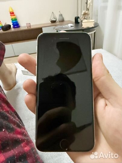 iPhone SE, 64 ГБ