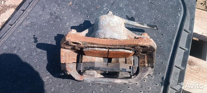 Суппорт тормозной передний левый Kia Cerato 2 2012