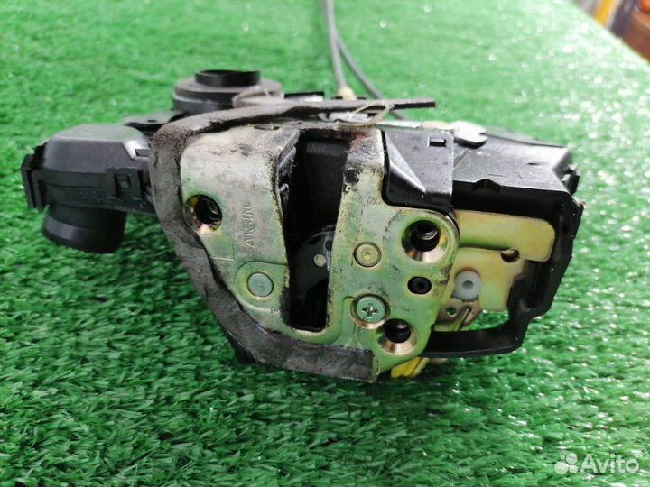 Замок двери передний левый Toyota Voltz ZZE136