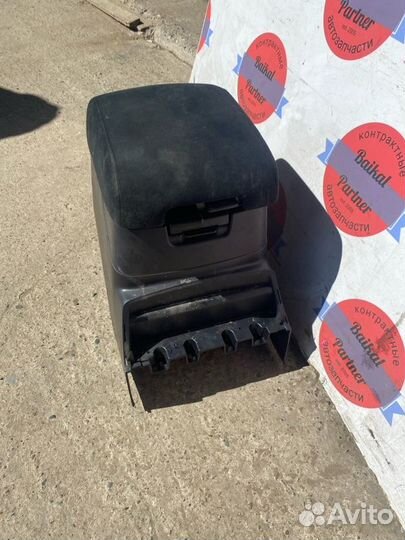 Подлокотник Mitsubishi Pajero V93W 6G72 2007