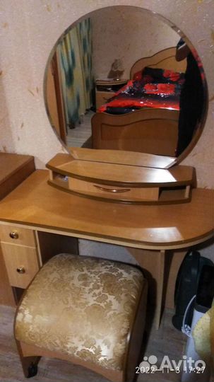 Продается трюмо с пуфом