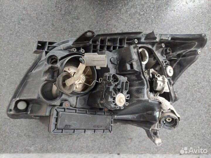 Фара передняя правая Toyota Avensis AZT250