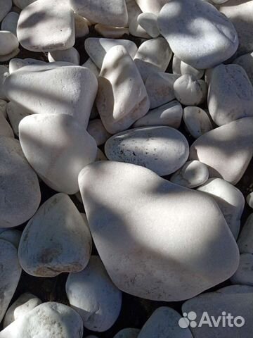 Белый мрамор галтованный