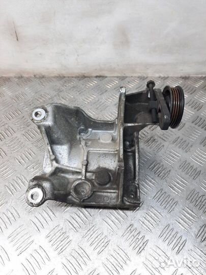 Кронштейн компрессора кондиционера Lexus Is200