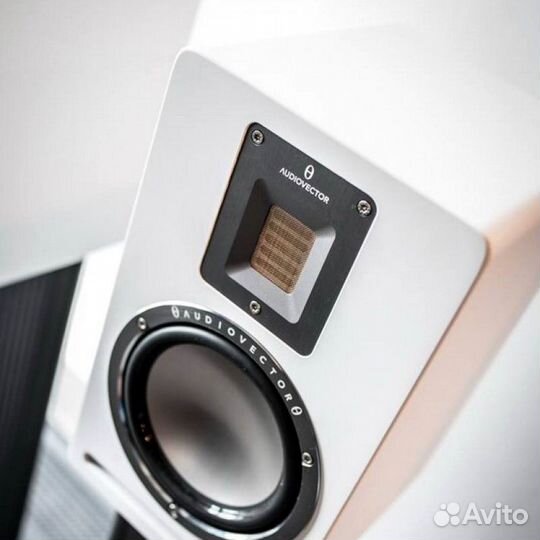 Полочная акустика Audiovector QR1 Black High Gloss
