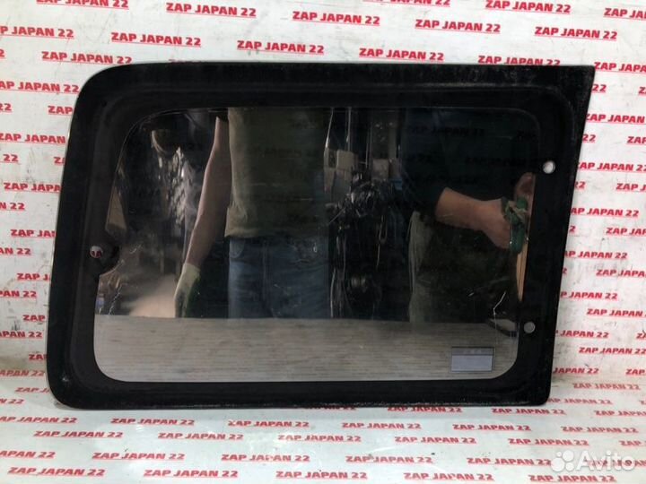 Стекло боковое заднее левое Toyota Town Ace Noah