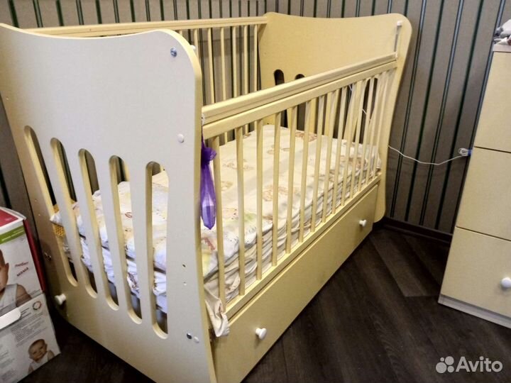 Детская кроватка с маятником