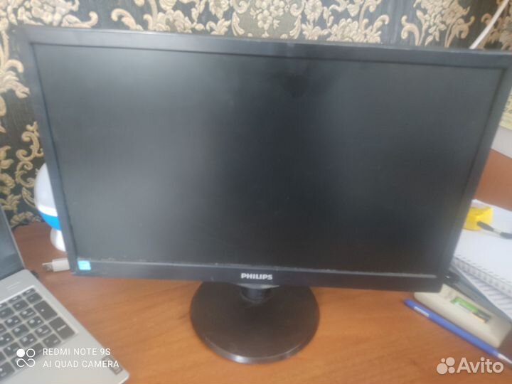 Монитор для компьютера, клавиатура и колонки