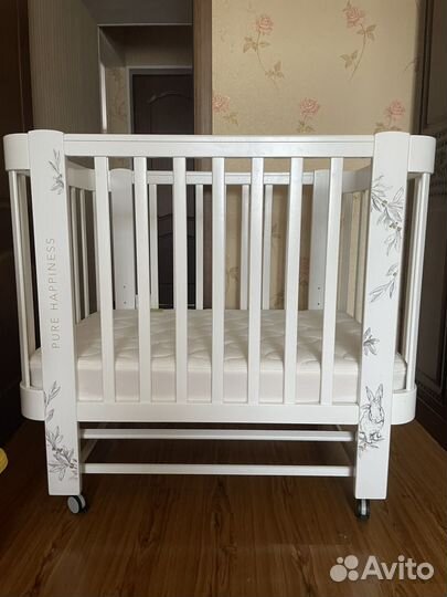 Детская кроватка с маятником