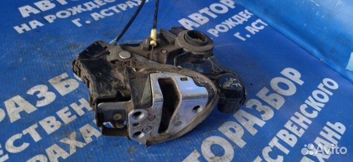 Передний правый замок двери Toyota Avensis седан