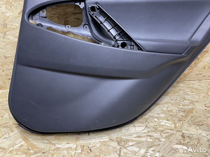 Обшивка двери задней правой (кожа) Toyota Camry 40